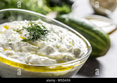 Tzatziki sause in eine Glasschüssel dill Gurke Olivenöl mit Zitrone und Knoblauch. Stockfoto