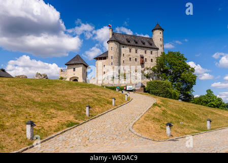 Lindenberg, Polen - 18 Juli 2019: Das königliche Schloss Lindenberg, einem der schönsten Festungen auf den Spuren Adler in Polen. Stockfoto
