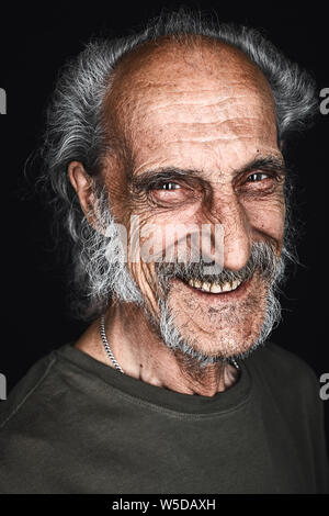 Grauhaarige reife gerissen sly Mann Lachen, Freude an guten Nachrichten und zeigt Zähne. alter Mann Spaß haben. Isolierte schwarze Hintergrund, studio Shot, happin Stockfoto