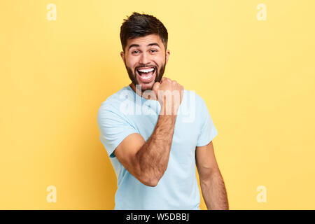 Überglücklich Mann hat sein Ziel, Glück erreicht, Portrait, isolierte gelben Hintergrund, Studio gedreht. Stockfoto