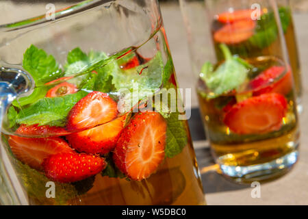 Eistee mit Erdbeeren und Minze im Glas An einem Sommertag Stockfoto