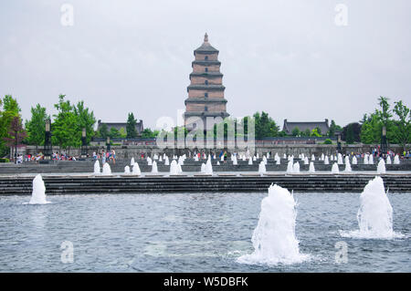 August 19, 2015. Xian China. Der Norden Square Tang kulturellen Bereich, Brunnen und Große Wildgans-Pagode in der Provinz Shaanxi an einem bewölkten Tag. Stockfoto