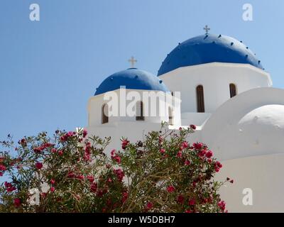 Ikonischen Blauen und Weißen Kuppelkirche und Garten in Santorini Stockfoto