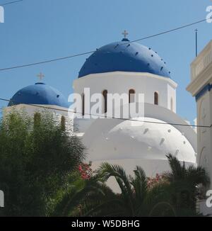 Ikonischen Blauen und Weißen Kuppelkirche und Garten in Santorini Stockfoto