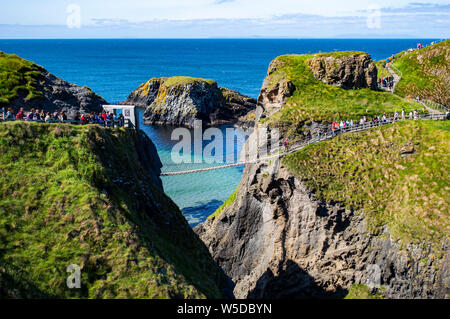Carrick-a-Rede rope bridge in Ballintoy, Nordirland Stockfoto