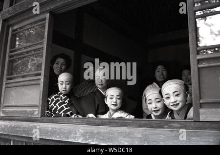 [1950er Jahre Japan - japanische Kinder auf einem Festival in Nikko] - Jungen, die für einen traditionellen Theateraufführung gekleidet, während ein MATSURI an futarasan Schrein (二荒山神社) in Nikko, Tochigi, 1958 (Showa 33). Stockfoto