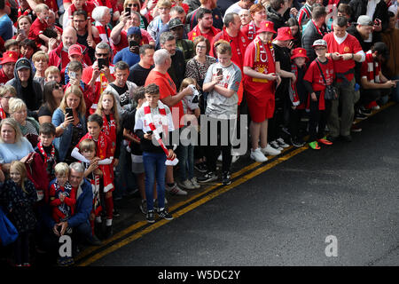 Liverpool fans warten, bis das Team Bus während der Vorsaison Freundschaftsspiel bei BT Murrayfield, Edinburgh zu kommen. Stockfoto