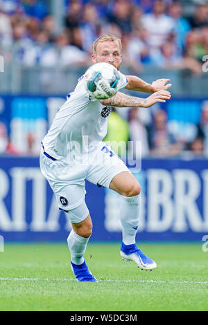 Wiesbaden, Deutschland. 28. Juli 2019. 2. Fussball Bundesliga, SV Wehen Wiesbaden - Karlsruher SC, 1. Spieltag, in der BRITA-Arena. Der Karlsruher Philipp Hofmann spielt den Ball. Foto: Uwe Anspach/dpa - WICHTIGER HINWEIS: In Übereinstimmung mit den Anforderungen der DFL Deutsche Fußball Liga oder der DFB Deutscher Fußball-Bund ist es untersagt, zu verwenden oder verwendet Fotos im Stadion und/oder das Spiel in Form von Bildern und/oder Videos - wie Foto Sequenzen getroffen haben./dpa/Alamy leben Nachrichten Stockfoto