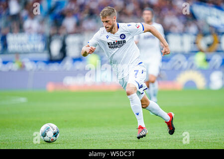 Wiesbaden, Deutschland. 28. Juli 2019. 2. Fussball Bundesliga, SV Wehen Wiesbaden - Karlsruher SC, 1. Spieltag, in der BRITA-Arena. Der Karlsruher Marc Lorenz spielt den Ball. Foto: Uwe Anspach/dpa - WICHTIGER HINWEIS: In Übereinstimmung mit den Anforderungen der DFL Deutsche Fußball Liga oder der DFB Deutscher Fußball-Bund ist es untersagt, zu verwenden oder verwendet Fotos im Stadion und/oder das Spiel in Form von Bildern und/oder Videos - wie Foto Sequenzen getroffen haben./dpa/Alamy leben Nachrichten Stockfoto