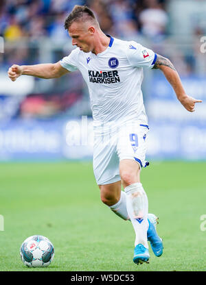 Wiesbaden, Deutschland. 28. Juli 2019. 2. Fussball Bundesliga, SV Wehen Wiesbaden - Karlsruher SC, 1. Spieltag, in der BRITA-Arena. Der Karlsruher Marvin Pourie spielt den Ball. Foto: Uwe Anspach/dpa - WICHTIGER HINWEIS: In Übereinstimmung mit den Anforderungen der DFL Deutsche Fußball Liga oder der DFB Deutscher Fußball-Bund ist es untersagt, zu verwenden oder verwendet Fotos im Stadion und/oder das Spiel in Form von Bildern und/oder Videos - wie Foto Sequenzen getroffen haben./dpa/Alamy leben Nachrichten Stockfoto