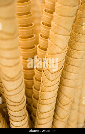 Detailansicht der Stapel der leeren Waffel Eis Kegel Stockfoto