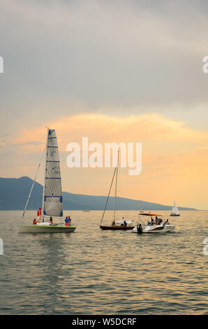 Vevey, Schweiz - 26. Juli 2019: Leute beobachten festliche Segelboote während der Fete des Vignerons 2019. Traditionelles Festival ist eine Hommage an die Traditionen des Weinsektors im Lavaux Wein Region. Organisiert einmal in 20-25 Jahren, einmal in einer Generation, seit dem 18. Jahrhundert. Es war, als die ersten lebendigen Tradition in der Schweiz erhielt UNESCO-Anerkennung geehrt. Festival findet vom 18.Juli bis 11. August 2019. Stockfoto