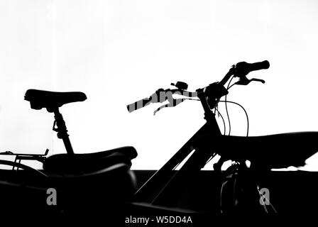 Silhouetten von Fahrrädern in Bike Rack in der Stadt Straße geparkt in er Nacht Stockfoto