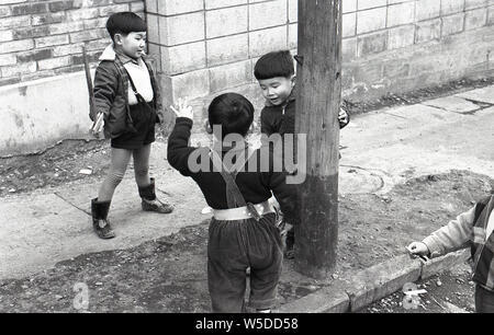 [1960s Japan - Japanische Jungen spielen] - Jungen spielen mit hölzernen Schwertern in Tengenji (天現寺), Tokyo 1960 (Showa 35). Stockfoto