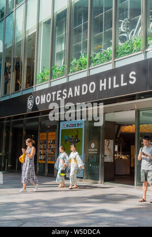 Japanische Käufer in traditionellen Yukata aus der Omotesando hills Department Store, Tokio, Japan, 2019 Stockfoto