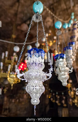 Alte Kerze leuchten an der Kirche des Grabes der Heiligen Maria, auch Grab der Jungfrau Maria, im Tal Kidron in Jerusalem, Israel Stockfoto