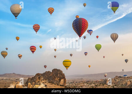 Heißluftballons über die berühmte Landschaft von Kappadokien, Türkei Fliegen Stockfoto