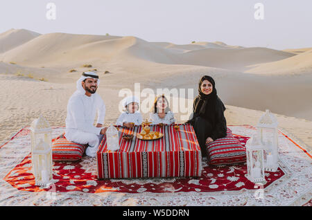 Happy Family verbringen einen wunderschönen Tag in der Wüste Stockfoto