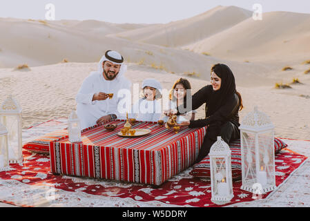 Happy Family verbringen einen wunderschönen Tag in der Wüste Stockfoto
