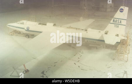 Diese amerikanische U-2 einmotorigen Flugzeugen wird derzeit einfrieren Flugbedingungen in einem spezialisierten Kleiderbügel, simulieren kann das Wetter von arktischer Kälte, Hitze zu Dschungel Feuchtigkeit an Elgin Air Force Base in Florida, USA bis zur Wüste hin. Beachten Sie, dass die schwarze Spuren auf der frostigen Boden in diesem gespenstischen Bild, das durch ein Fenster in die McKinley klimatischen Labor übernommen wurde. Die Temperaturen in der Kammer kann von -65° bis +165° Celsius (-54 bis +74 Grad Celsius) mit einer Simulation der verschiedenen klimatischen Bedingungen, einschließlich Schnee, Hitze, Regen, Wind, Sand und Staub. Stockfoto