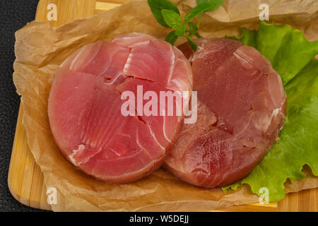 Rohen Thunfisch runde Steak bereit für Grill Stockfoto