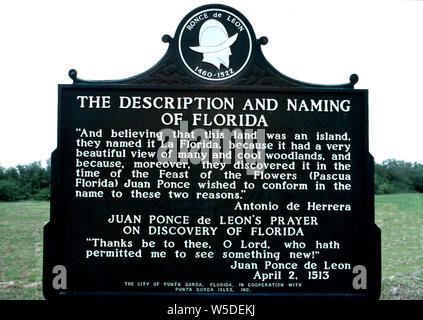 Eine historische Gedenktafel beschreibt, wie der Zustand von Florida, USA, erhielt seinen Namen als die spanischen Entdecker Juan Ponce de Leon seine drei Schiffe an der Ostküste von einem unbekannten Halbinsel in 1513 gelandet. Obwohl er die Entdecker von Florida genannt wird, die gebürtigen Amerikaner, hatte auf dem Land seit tausenden von Jahren lebten. Wenn Ponce de Leon's Expedition von 200 Männern ging an Land in La Florida, sie erkannten nicht, dass ein Teil des Festlands von Nordamerika. Bei einer späteren Reise nach Südwesten Florida 1521 eine spanische Kolonie zu etablieren, Ponce de Leon war tödlich bei einem Angriff von calusa Inder verletzt. Stockfoto