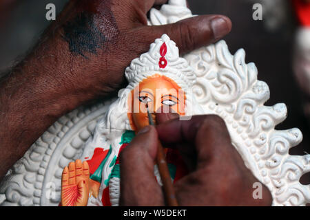 Idol der hinduistischen Göttin Lakshmi während der Vorbereitungen in Kalkutta. Ton Idol der Göttin Lakshmi, unter Vorbereitung für Bengal ist Lakshmi Puja Festival an Ku Stockfoto