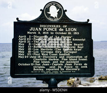 Eine historische Plakette fasst die Entdeckungen in 1513 von spanischen Entdecker Juan Ponce de Leon, wenn seine Segelschiffe um eine unbekannte Halbinsel, die er mit dem Namen La Florida navigiert. Obwohl die Indianer auf dem Land für Tausende von Jahren gelebt hatte, der Spanier war der Erste, der schriftlichen Aufzeichnungen der Europäer Florida besuchen. Zunächst auf der Suche nach der Insel Bimini (Beniny), wenn Ponce de Leon's Expedition von drei Schiffe und 200 Mann in Florida gelandet, sie taten es nicht, Teil des Festlands von Nordamerika war. Stockfoto