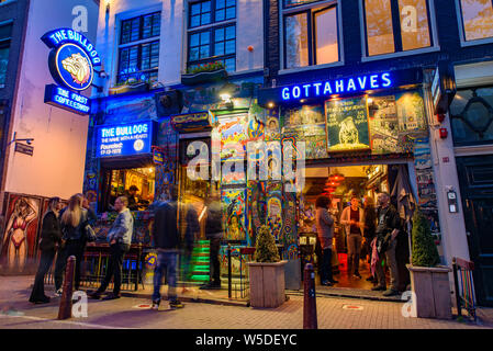 Die Bulldog bei Nacht, der erste Cannabis Coffee Shop in Amsterdam, Niederlande Stockfoto