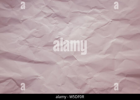 Creme Papier Hintergrund. Pastell, zartrosa Farbe. Vintage Textur von Gesickte. Bemalte Seite zerknittert, Muster. Kopieren Sie Platz. Licht rot verknitterte Karte Stockfoto
