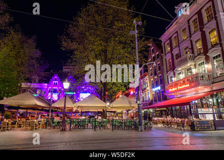 Nachtansicht des Rembrandt Square in Amsterdam, Niederlande Stockfoto