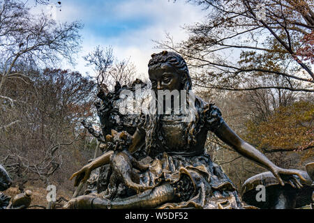 New York City, New York/USA - November 2018: Die Alice im Wunderland Statue im Central Park. Philanthrop George Delacorte Auftrag für diese Bronze Stockfoto