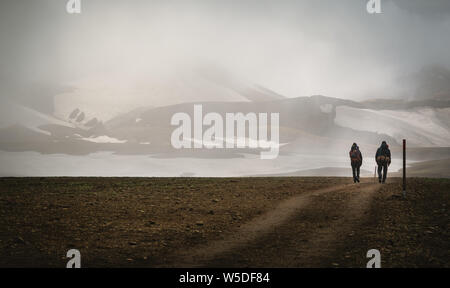 Wanderer zu Fuß in Richtung Vulkan im Nebel auf der Laugavegur, Trek, Island Stockfoto