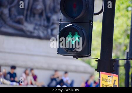 Zwei grüne Mann zahlen auf fußgängerüberweg Central London Uk Stockfoto