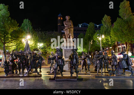 Die Skulpturen der Nachtwache am Rembrandtplein in der Nacht in Amsterdam, Niederlande Stockfoto