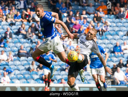 Förster' Nikola Katic und Derby County Martyn Waghorn (rechts) während der Saison Testspiel in Ibrox Stadium, Glasgow. Stockfoto