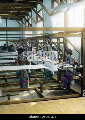 [1900s Japan - Japanische Seide Factory] - Frauen im Kimono Weben Seide bei einer japanischen Seidenfabrik. 20. Jahrhundert vintage Glas schieben. Stockfoto