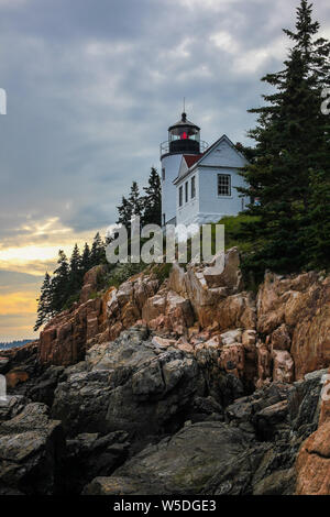 BASS Harbor, Maine, USA - 8. JULI 2013: Bass Harbor Leuchtturm mit Blick auf den atlantischen Ozean im Sommer Abend Stockfoto