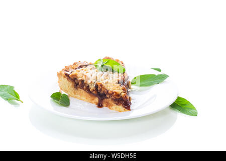 Süße Kuchen mit Früchten Marmelade in eine Platte auf weißem Hintergrund Stockfoto