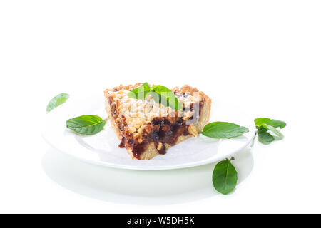Süße Kuchen mit Früchten Marmelade in eine Platte auf weißem Hintergrund Stockfoto