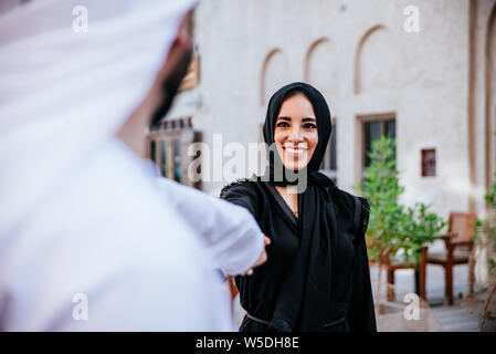 Glückliches Paar die Zeit in Dubai. Mann und Frau in traditioneller Kleidung, Einkaufen in der Altstadt Stockfoto