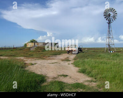 Alte ute an Vieh tränken Punkt auf remote Kimberley Cattle Station während der Regenzeit mit Gewitterwolken in der Ferne im nördlichen Australien geparkt. Stockfoto