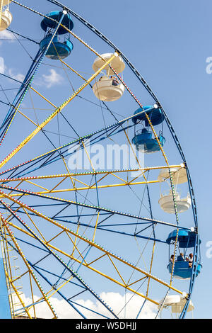 Riesenrad close up gegen den blauen Himmel und Wolken. Vergnügungspark Stockfoto
