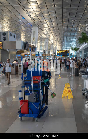 Indonesische muslimischen Frauen Reiniger mit Hijab Soekarno - Hatta International Airport Terminal 3 inländische und internationale Flüge Abflugbereich Stockfoto