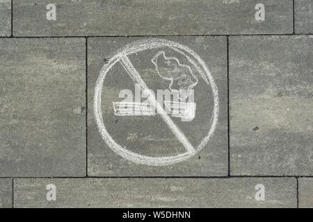 Schild Rauchverbot auf den grauen Gehsteig gemalt. Stockfoto