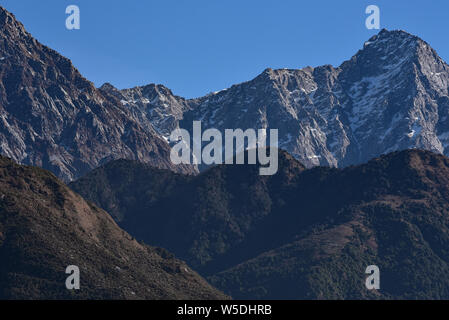 Die dramatischen felsigen Gipfeln der Dhauladhar Range, Teil des Unteren Himalayan Range, McLeodganj, Kangra Bezirk, Himachal Pradesh, Nordindien, Asien. Stockfoto