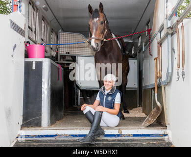 Carrigaline, Cork, Irland. 28. Juli 2019. Jamie Girlande vorbereiten Ihr Pferd Zedlepplin vor der Teilnahme an die neue Höhe 1,5 m-Reihe während der Premier Grand Prix, 3-tägige Veranstaltung, die am Maryville Reitzentrum in Carrigaline, Co Cork, Irland. Kredit; David Creedon/Alamy Leben Nachrichten gehalten wurde Stockfoto