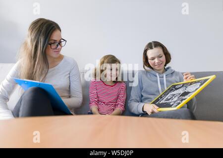 Kind professionellen Psychologen arbeiten mit Familie, zwei Schwestern im Büro. Psychische Gesundheit von Kindern Stockfoto
