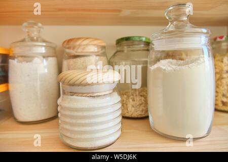 Lagerschrank in Küche mit Fachböden aus Holz mit Essen. Stockfoto