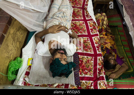 DHAKA, BANGLADESCH - Juli 28: Dengue-fieber Patient erhält Behandlung in der "haheed Suhrawardy "medizinischen Kollegen Hospital in Dhaka, Bangladesh Stockfoto